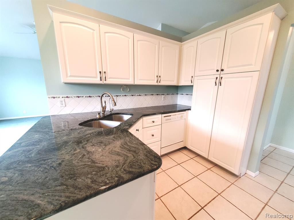 7299 Hawthorne Circle, Goodrich Vlg, MI — Photo 13