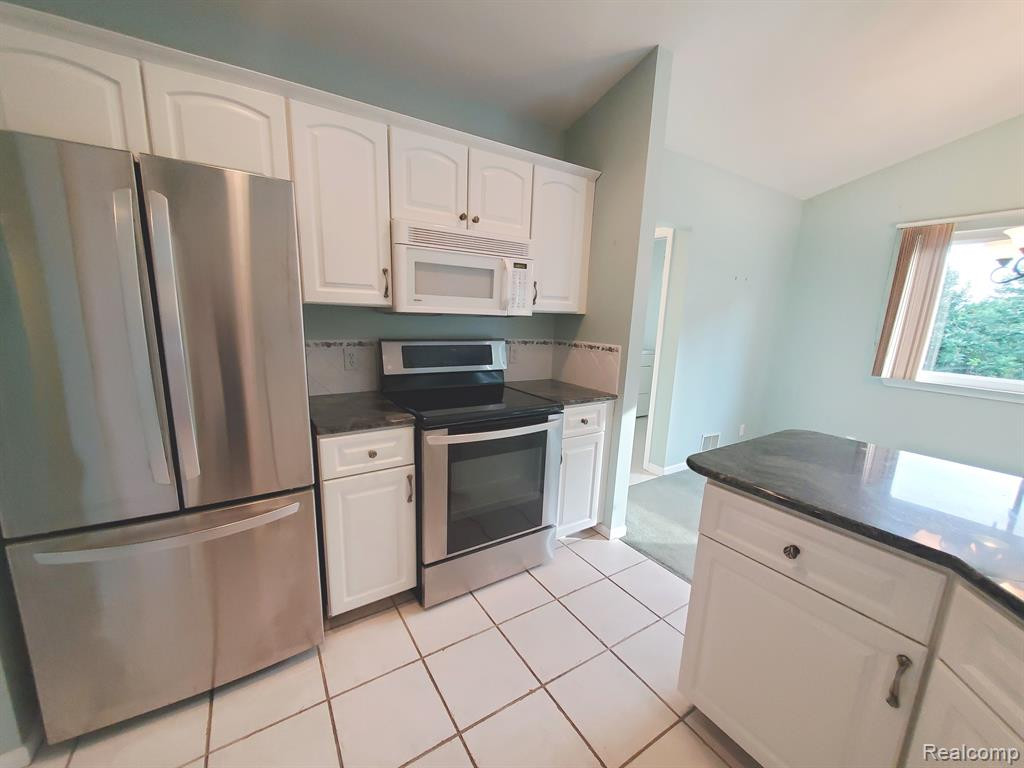 7299 Hawthorne Circle, Goodrich Vlg, MI — Photo 16