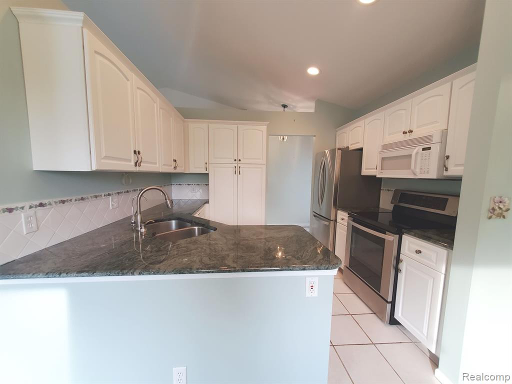 7299 Hawthorne Circle, Goodrich Vlg, MI — Photo 18