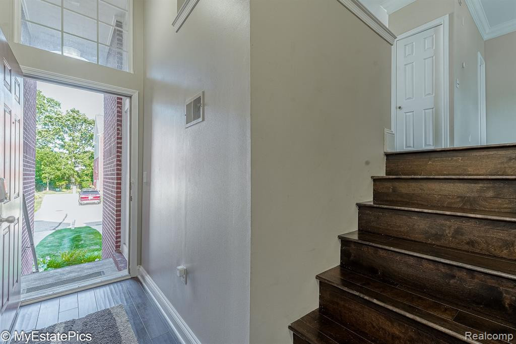 654 CHERRY ORCHARD Road, Canton, MI 48188 — Photo 4
