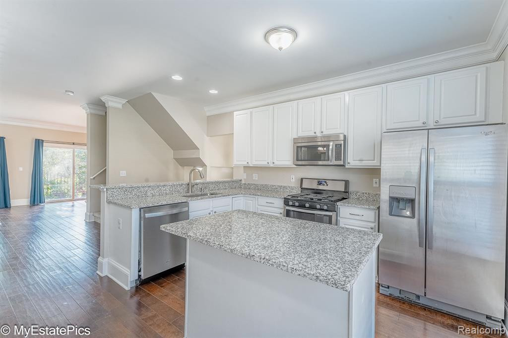 654 CHERRY ORCHARD Road, Canton, MI 48188 — Photo 17