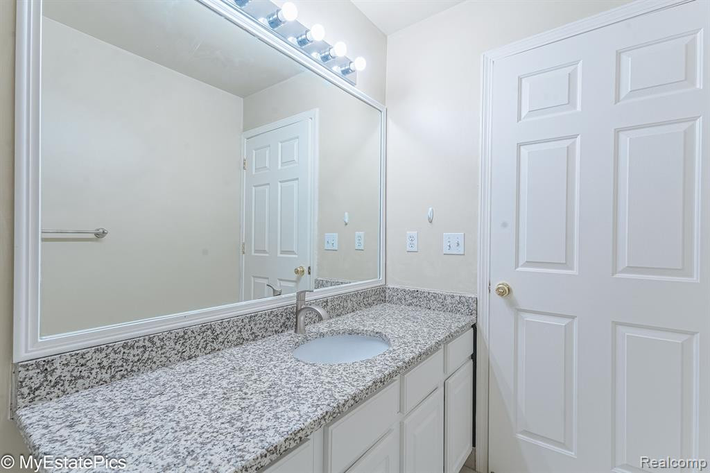 654 CHERRY ORCHARD Road, Canton, MI 48188 — Photo 34
