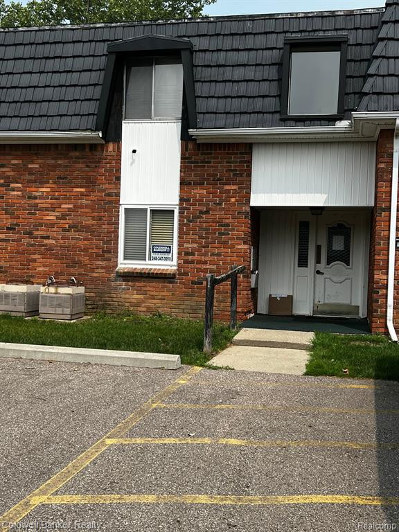 1840 COLONIAL VILLAGE Way, 1, Waterford, MI 48328 — front exterior