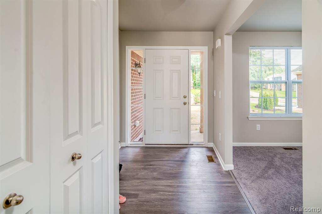 42892 FREDERICK, Belleville, MI 48111 — Photo 4