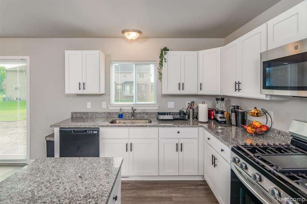 42892 FREDERICK, Belleville, MI 48111 — Photo 10