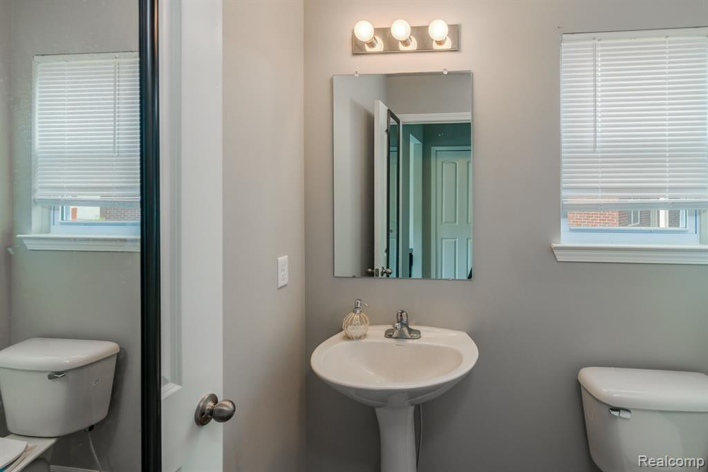 42892 FREDERICK, Belleville, MI 48111 — Photo 12