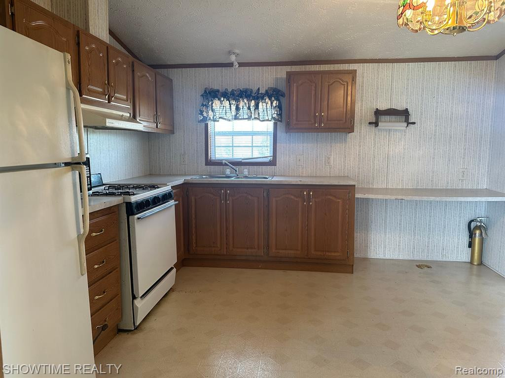 6875 ARMSTRONG Road, Imlay City, MI 48444 — Photo 6