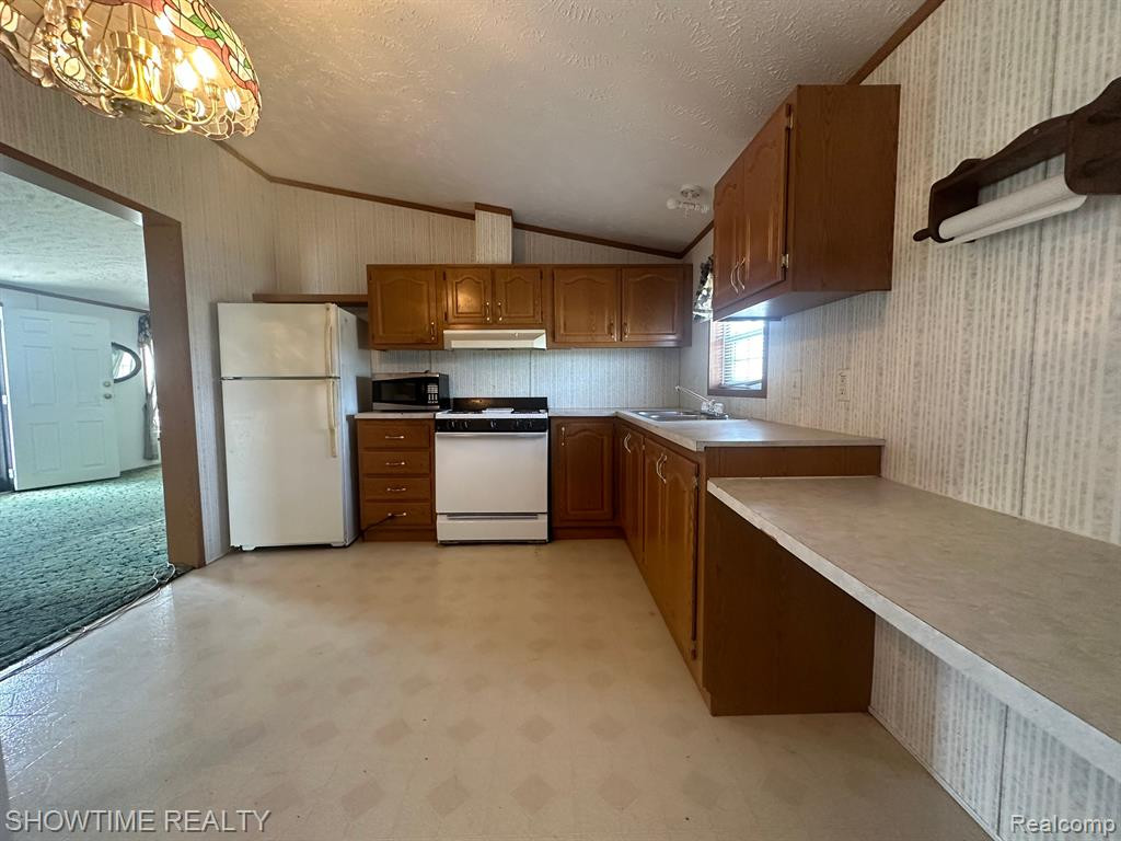 6875 ARMSTRONG Road, Imlay City, MI 48444 — Photo 7