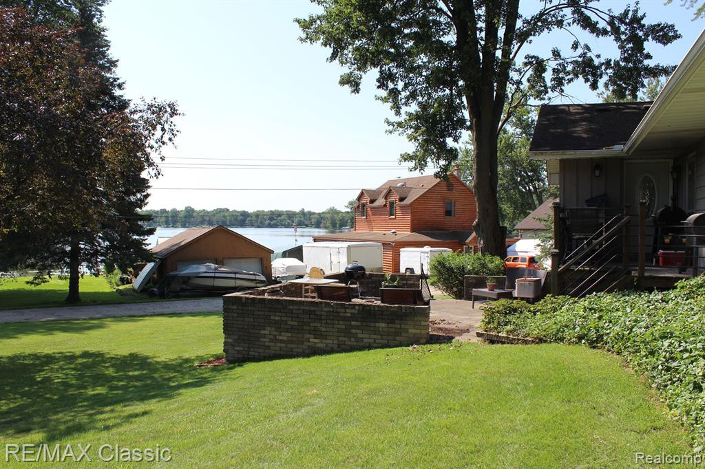 101 LAKEVIEW Drive, Whitmore Lake, MI 48189 — Photo 2