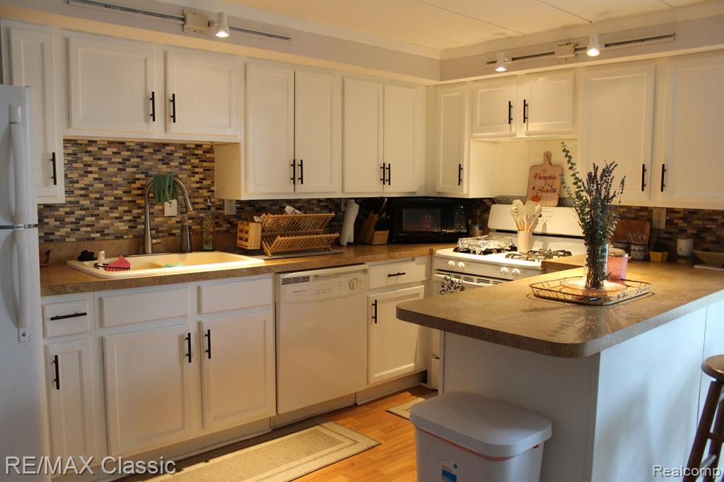 101 LAKEVIEW Drive, Whitmore Lake, MI 48189 — Photo 8