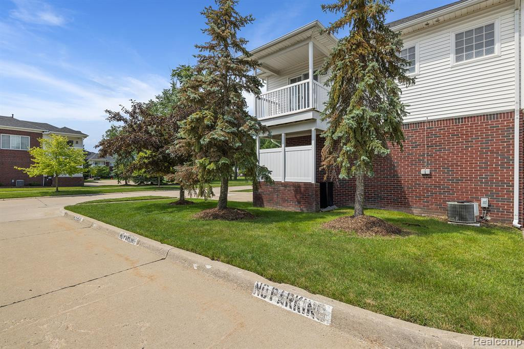 5475 Twin Oaks Drive, Sterling Heights, MI 48314 — Photo 8
