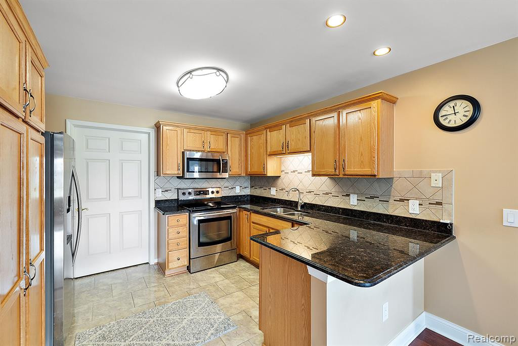 5475 Twin Oaks Drive, Sterling Heights, MI 48314 — Photo 14