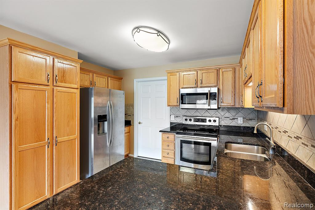 5475 Twin Oaks Drive, Sterling Heights, MI 48314 — Photo 15