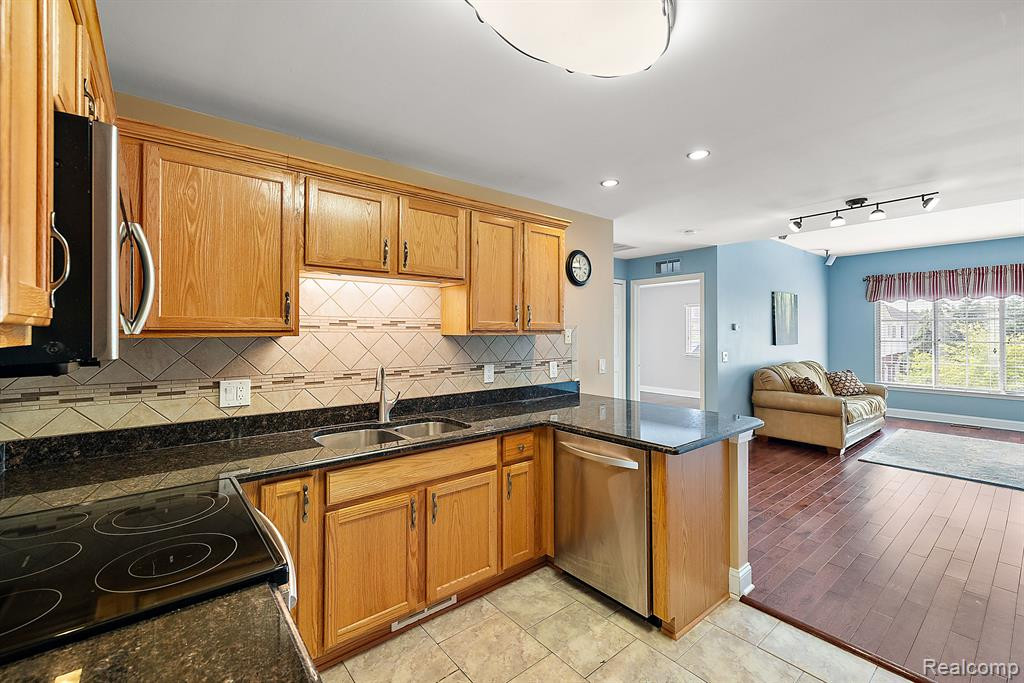 5475 Twin Oaks Drive, Sterling Heights, MI 48314 — Photo 16