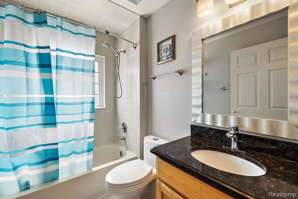 5475 Twin Oaks Drive, Sterling Heights, MI 48314 — Photo 22