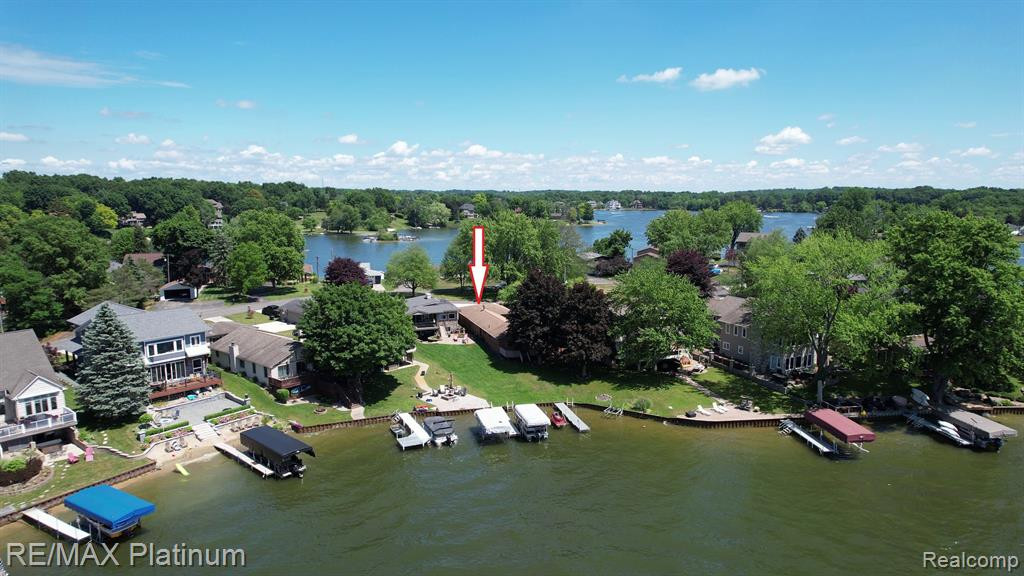 8452 WOODLAND SHORE Drive, Brighton, MI 48114 — front exterior