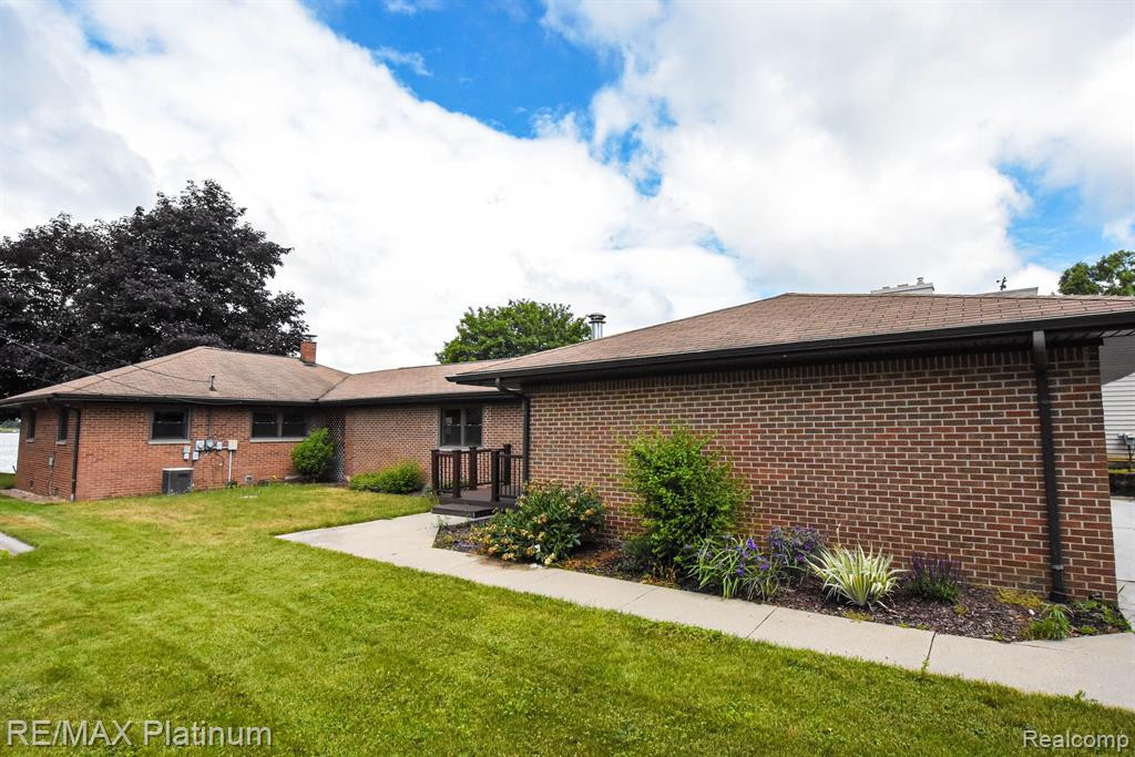 8452 WOODLAND SHORE Drive, Brighton, MI 48114 — Photo 2