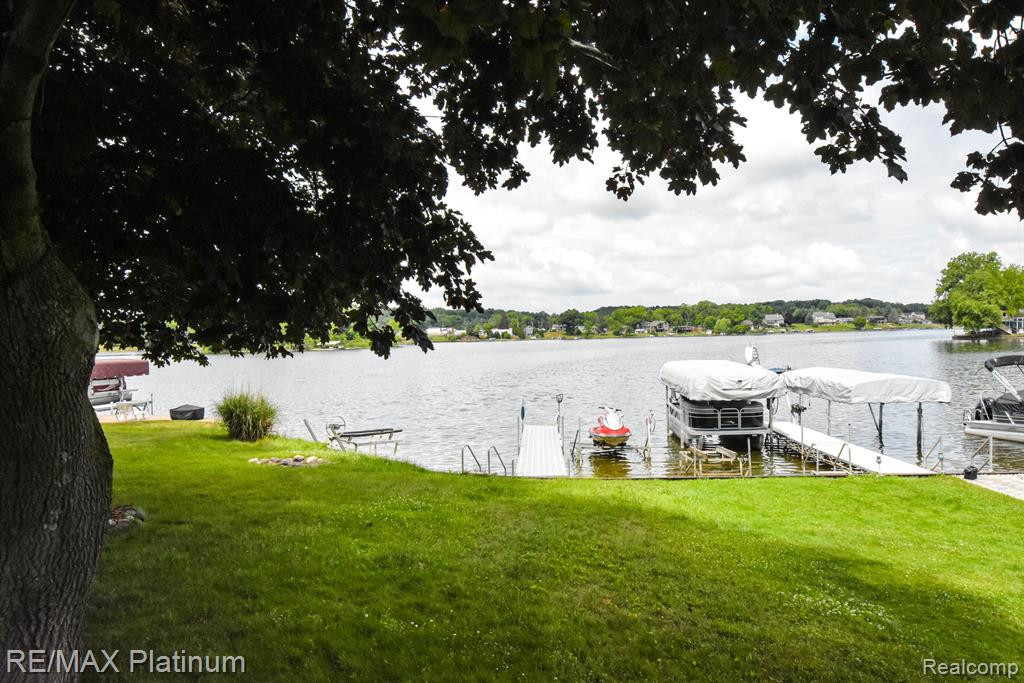 8452 WOODLAND SHORE Drive, Brighton, MI 48114 — Photo 4