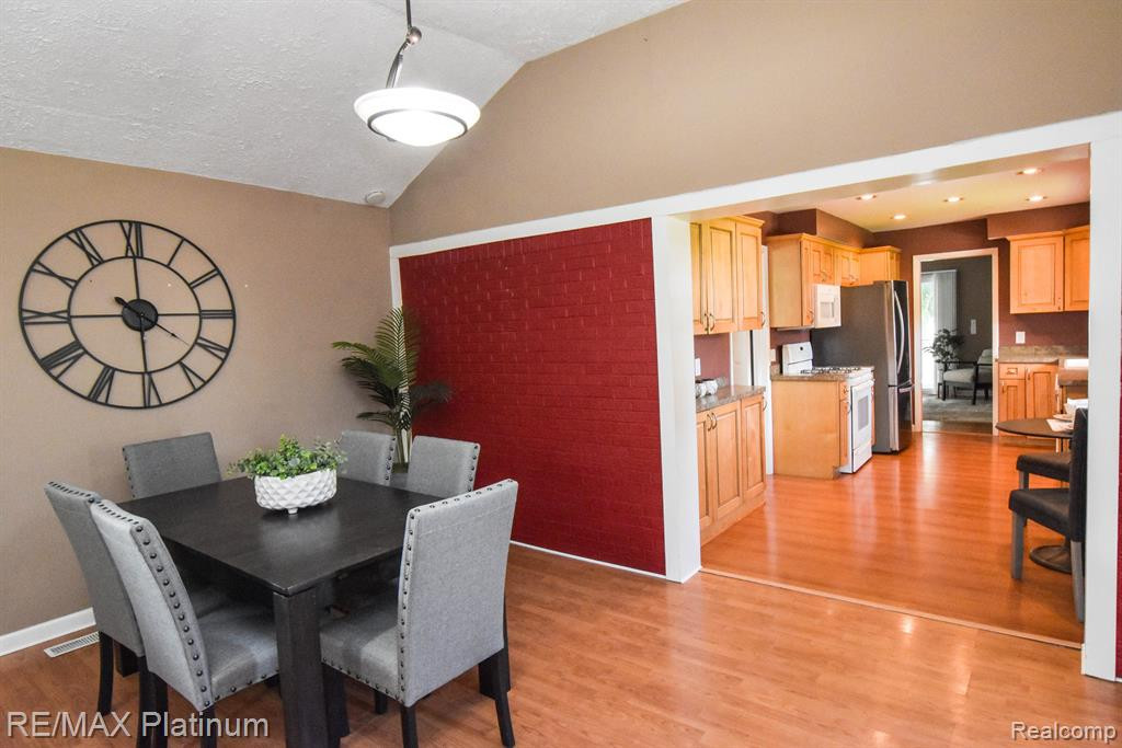 8452 WOODLAND SHORE Drive, Brighton, MI 48114 — Photo 21