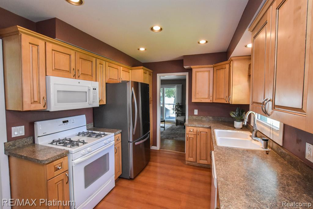 8452 WOODLAND SHORE Drive, Brighton, MI 48114 — Photo 23