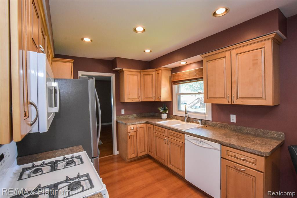 8452 WOODLAND SHORE Drive, Brighton, MI 48114 — Photo 24