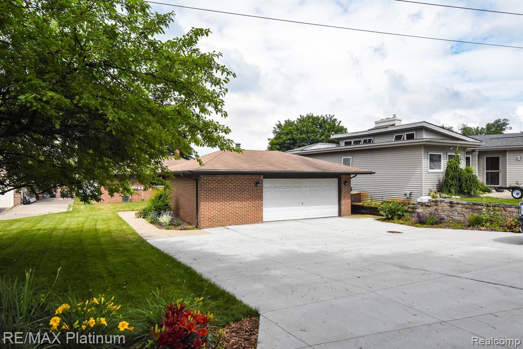 8452 WOODLAND SHORE Drive, Brighton, MI 48114 — Photo 46