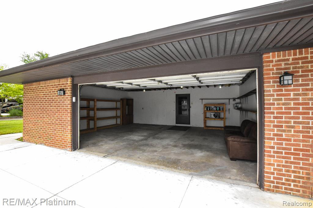 8452 WOODLAND SHORE Drive, Brighton, MI 48114 — Photo 47