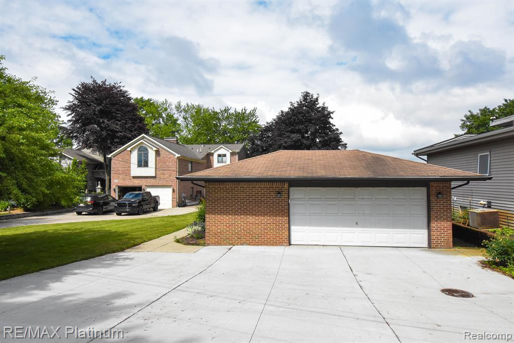 8452 WOODLAND SHORE Drive, Brighton, MI 48114 — Photo 50