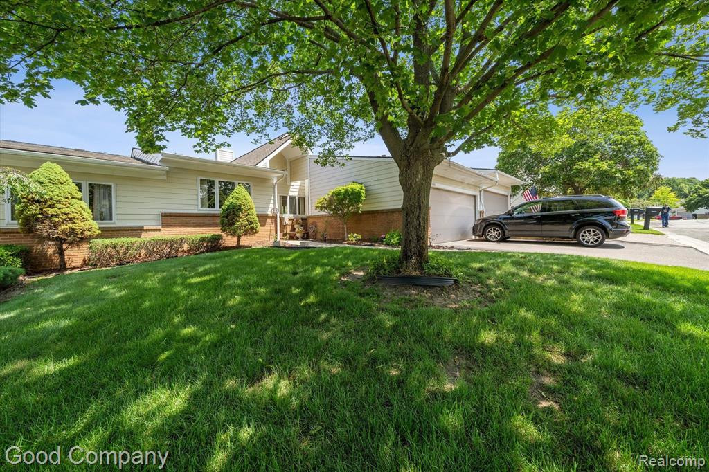 35100 HILLSIDE Drive, Farmington Hills, MI 48335 — Photo 2