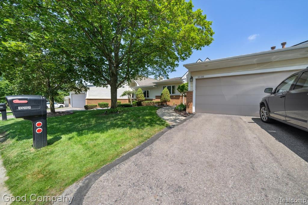 35100 HILLSIDE Drive, Farmington Hills, MI 48335 — Photo 4