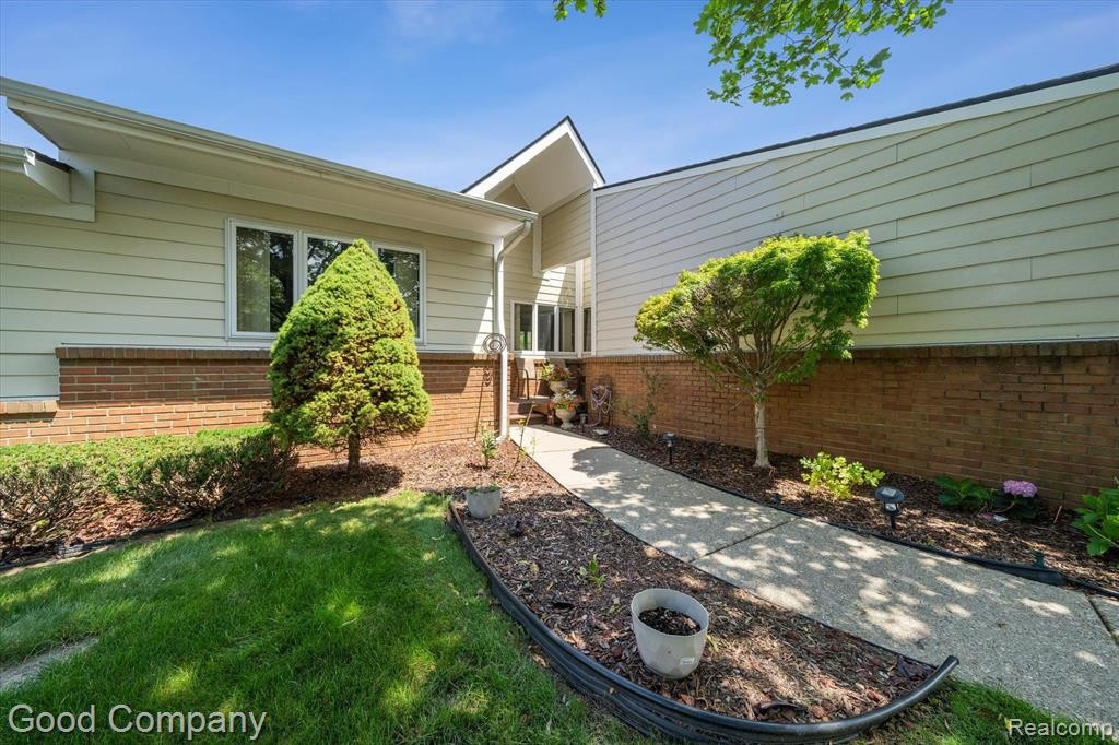 35100 HILLSIDE Drive, Farmington Hills, MI 48335 — Photo 5