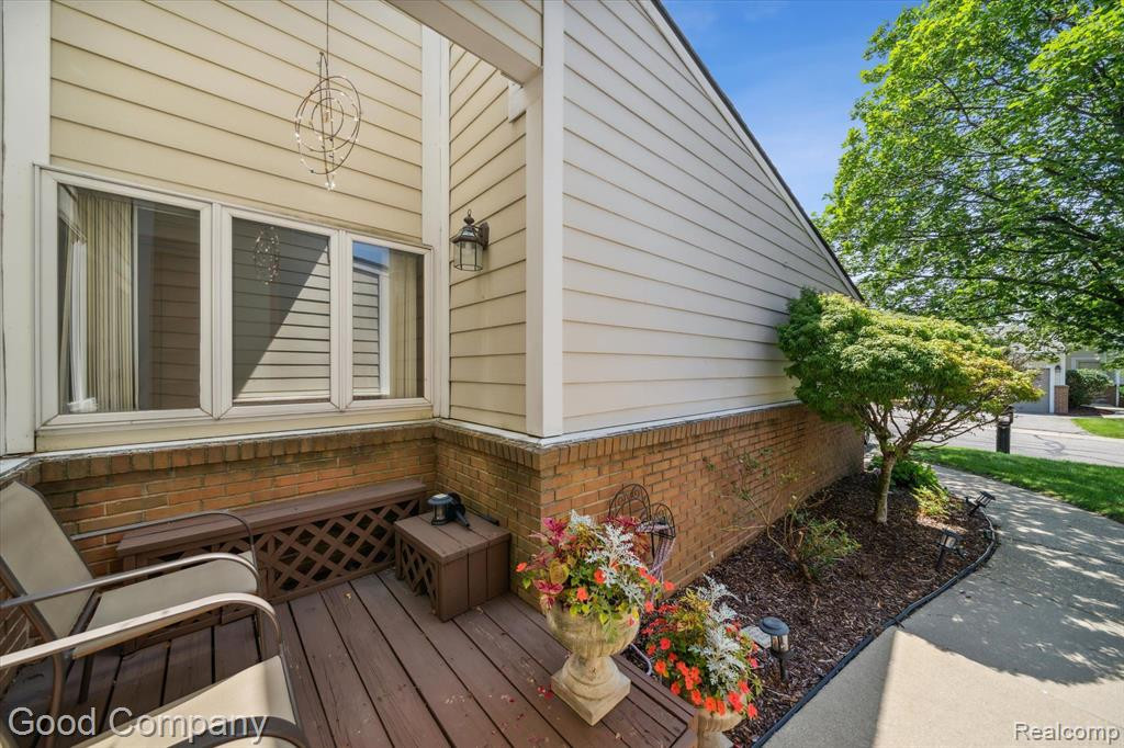 35100 HILLSIDE Drive, Farmington Hills, MI 48335 — Photo 6