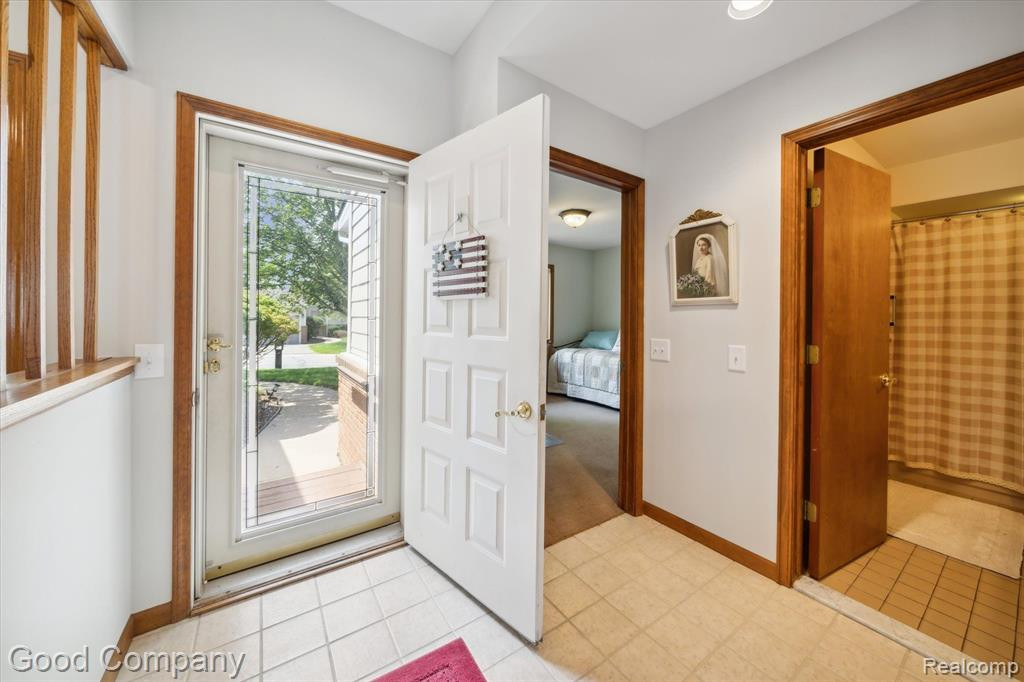 35100 HILLSIDE Drive, Farmington Hills, MI 48335 — Photo 8
