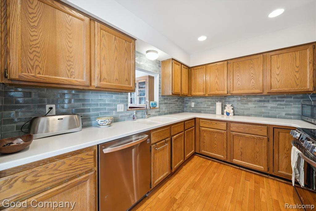 35100 HILLSIDE Drive, Farmington Hills, MI 48335 — Photo 19