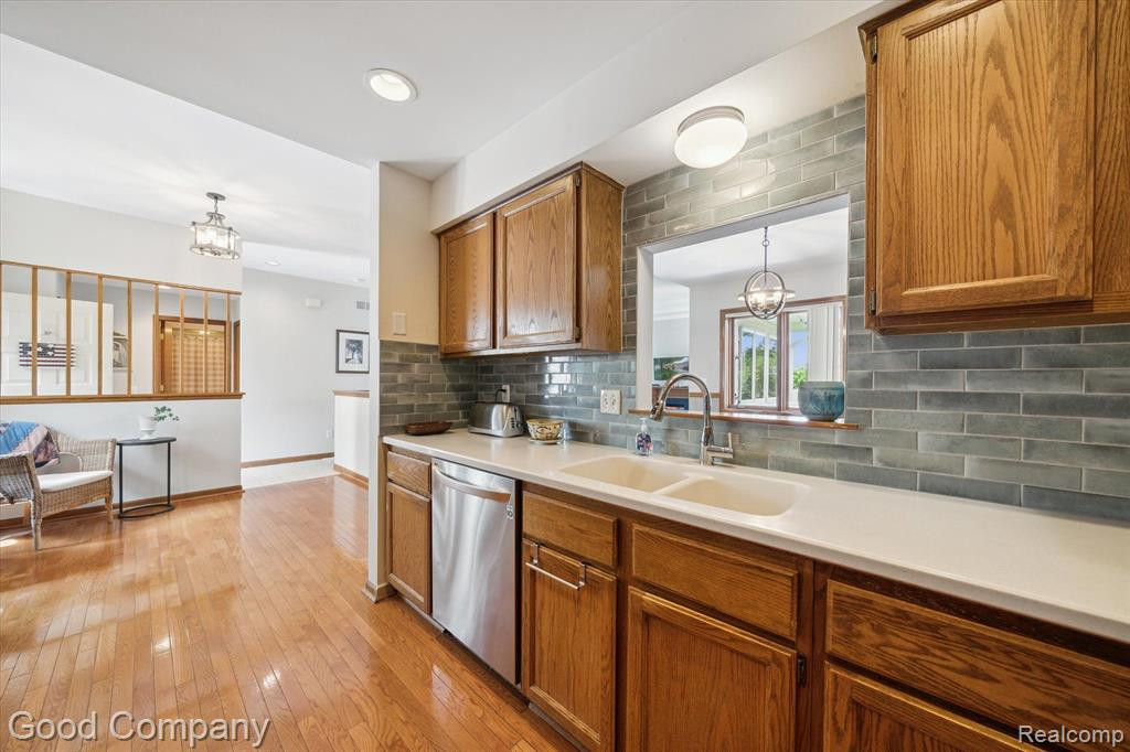 35100 HILLSIDE Drive, Farmington Hills, MI 48335 — Photo 20