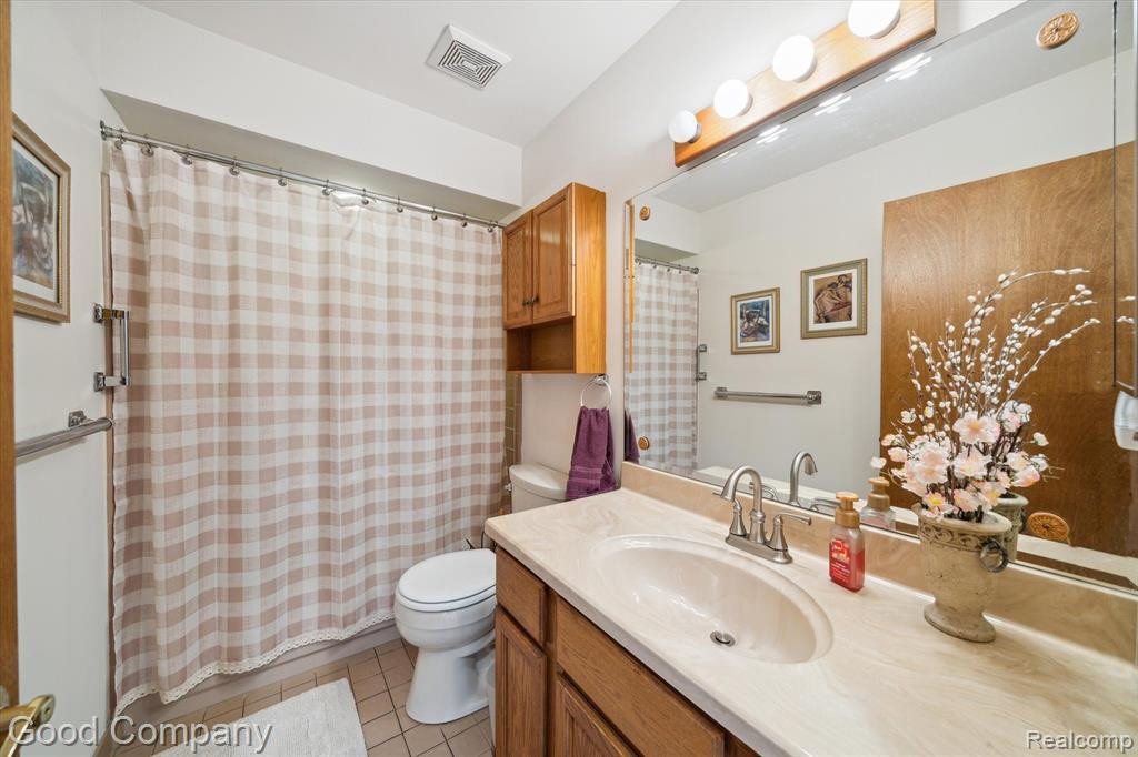 35100 HILLSIDE Drive, Farmington Hills, MI 48335 — Photo 27