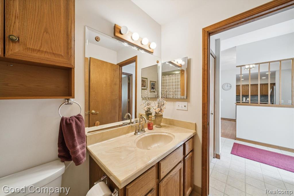 35100 HILLSIDE Drive, Farmington Hills, MI 48335 — Photo 28