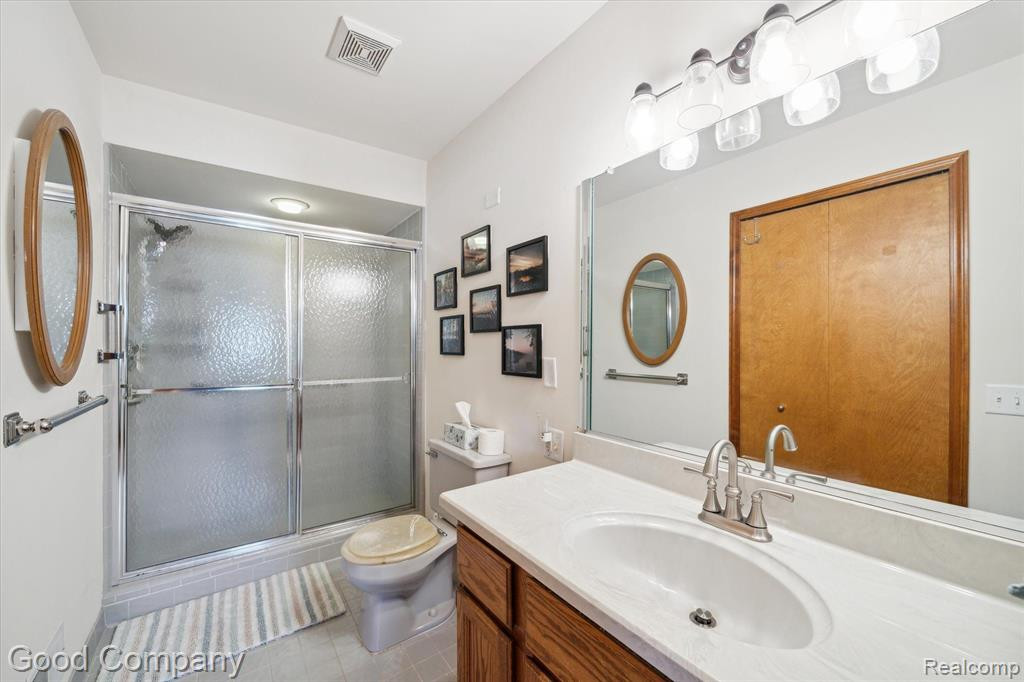 35100 HILLSIDE Drive, Farmington Hills, MI 48335 — Photo 32