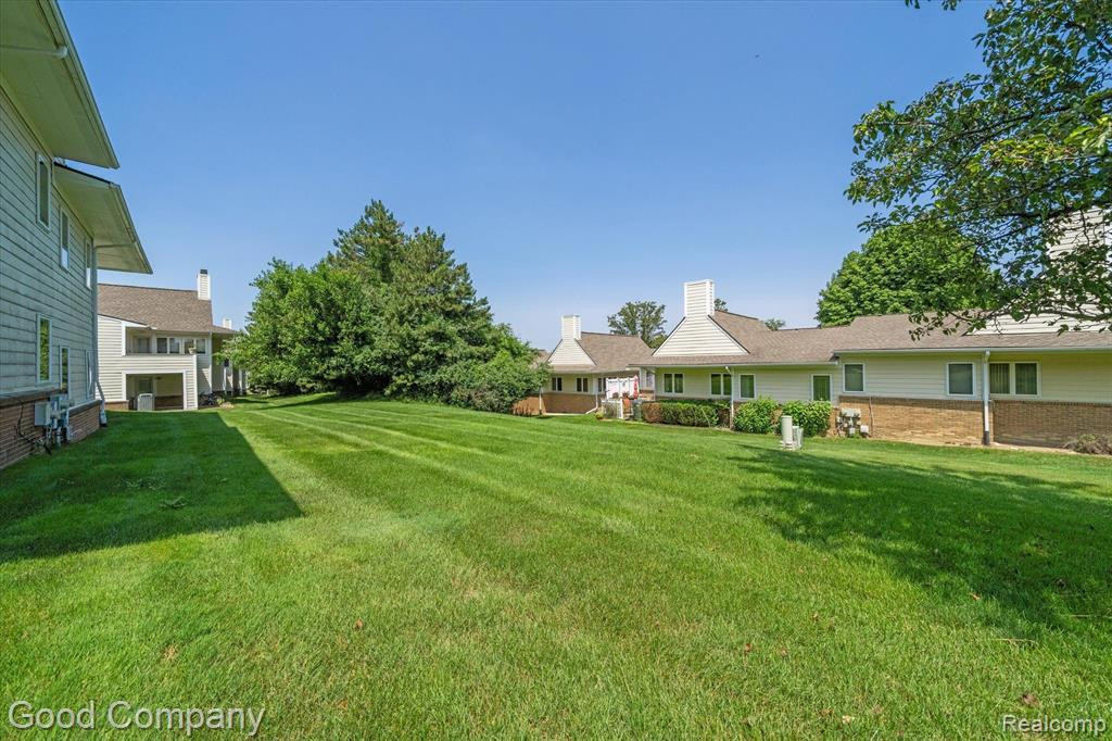 35100 HILLSIDE Drive, Farmington Hills, MI 48335 — Photo 47