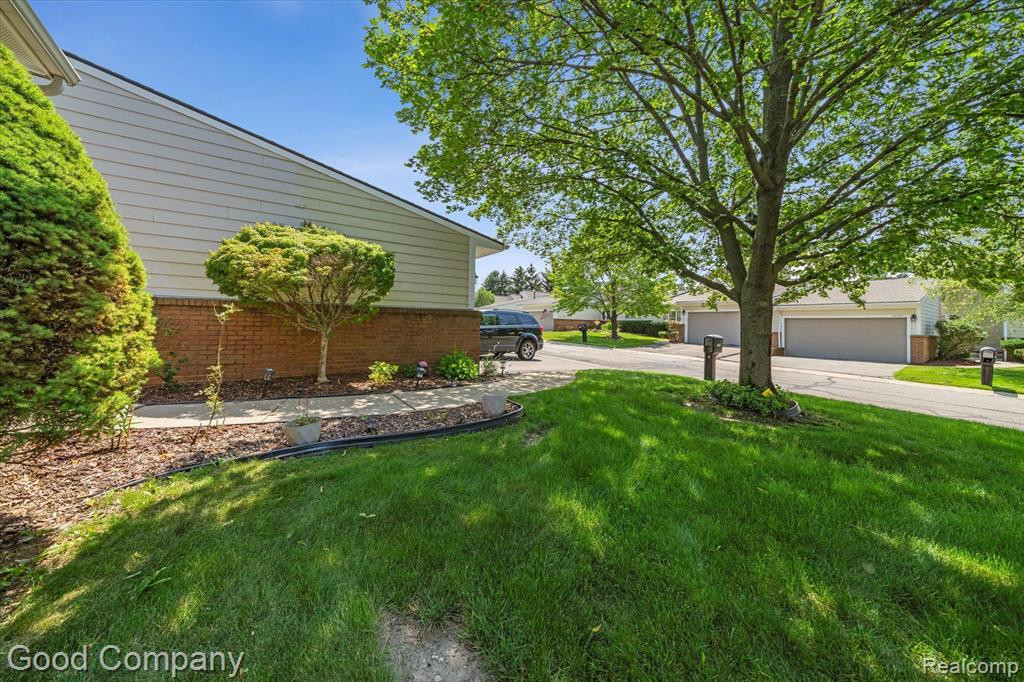 35100 HILLSIDE Drive, Farmington Hills, MI 48335 — Photo 48