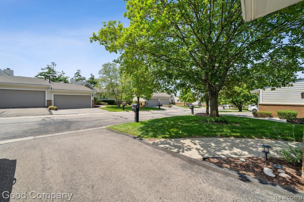 35100 HILLSIDE Drive, Farmington Hills, MI 48335 — Photo 49