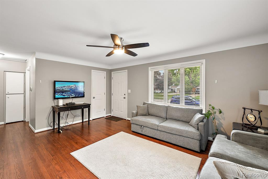 902 E WINDEMERE Avenue, Royal Oak, MI 48073 — Photo 2