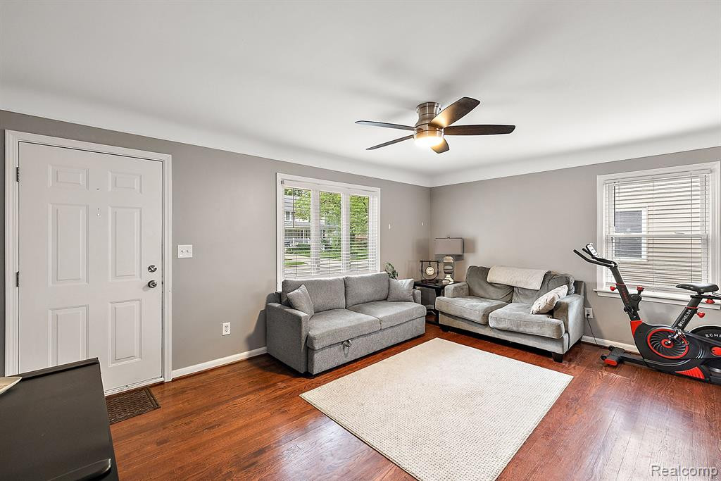 902 E WINDEMERE Avenue, Royal Oak, MI 48073 — Photo 3