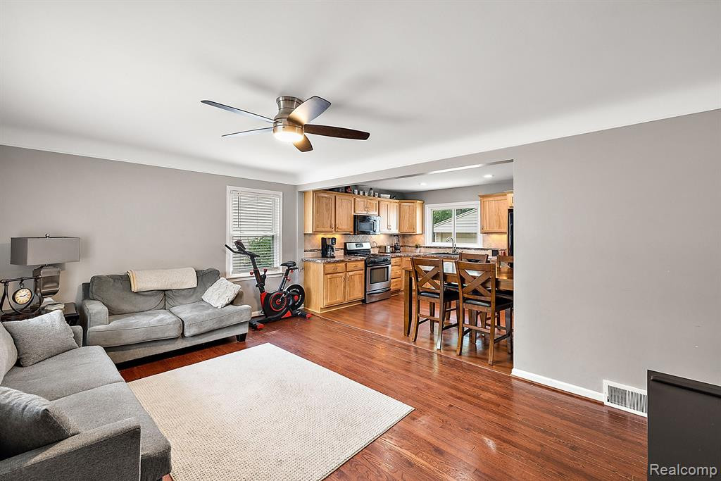 902 E WINDEMERE Avenue, Royal Oak, MI 48073 — Photo 4
