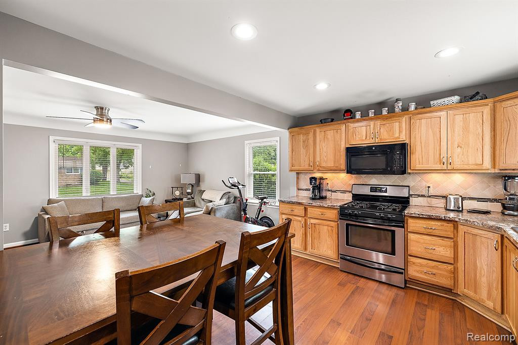 902 E WINDEMERE Avenue, Royal Oak, MI 48073 — Photo 6
