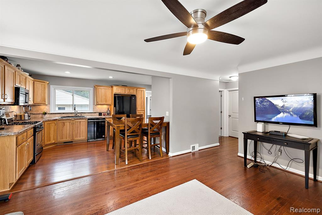 902 E WINDEMERE Avenue, Royal Oak, MI 48073 — Photo 7