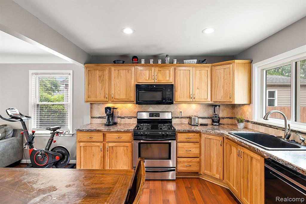 902 E WINDEMERE Avenue, Royal Oak, MI 48073 — Photo 8