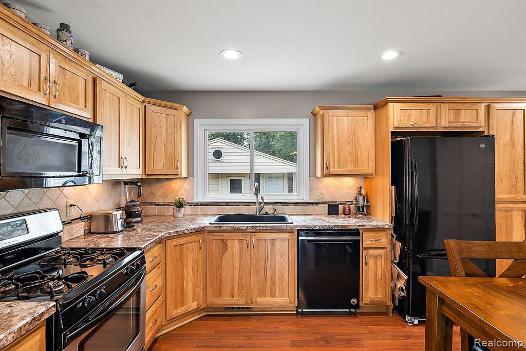 902 E WINDEMERE Avenue, Royal Oak, MI 48073 — Photo 9
