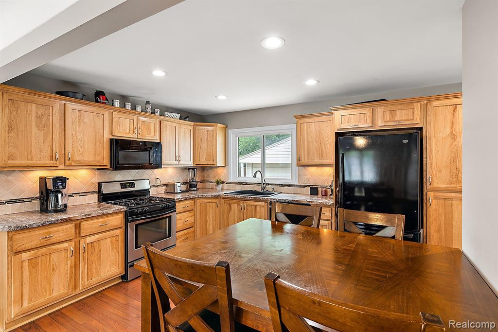 902 E WINDEMERE Avenue, Royal Oak, MI 48073 — Photo 10