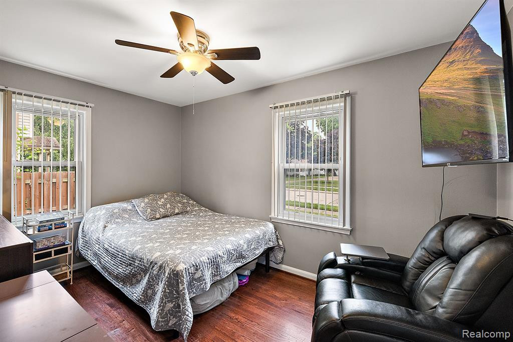 902 E WINDEMERE Avenue, Royal Oak, MI 48073 — Photo 11